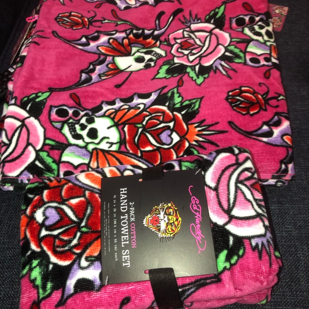❌ Ed Hardy Pink Skull & Rose Hand Towel Set ❌ 2 bath towels and 2 hand towels